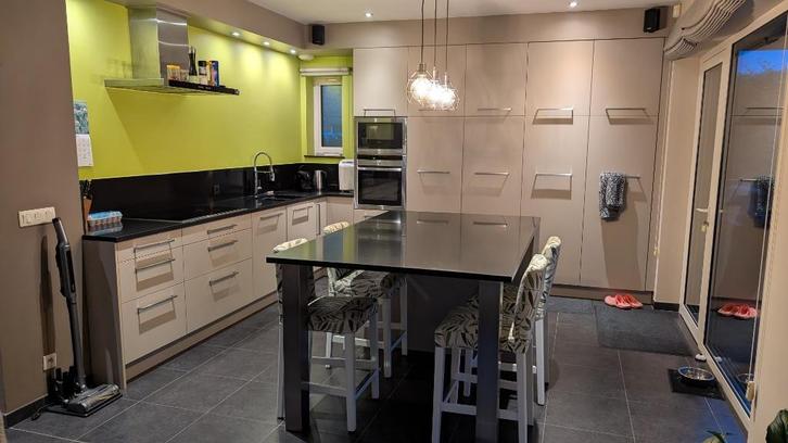 Grote hoekkeuken met middeneiland - steengrijs, Huis en Inrichting, Keuken | Complete keukens, Gebruikt, Hoekkeuken, Grijs, Graniet of Steen