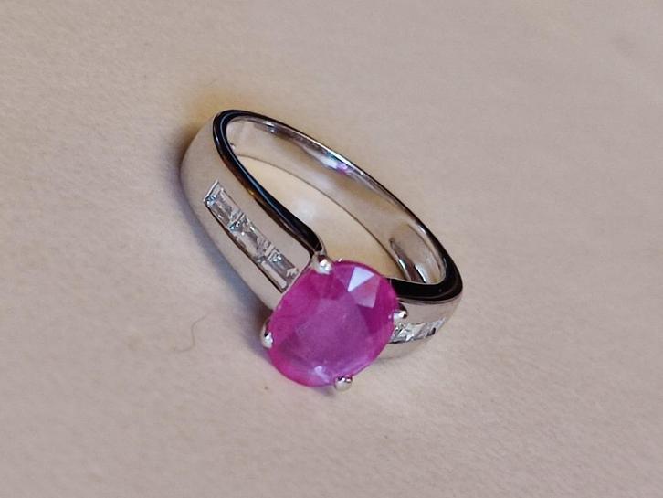 Klassieke gouden ring met robijn en diamanten, Handtassen en Accessoires, Ringen, Zo goed als nieuw, Goud, Goud, Met edelsteen