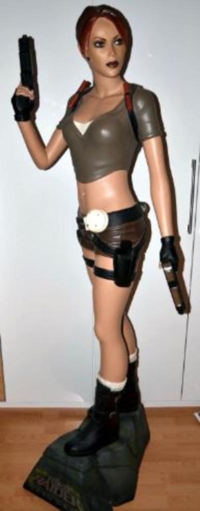 Lara Croft beeld lifesize 2.01m hoog 30kg Tomb Raider, Verzamelen, Beelden en Beeldjes, Zo goed als nieuw, Fantasy, Ophalen of Verzenden