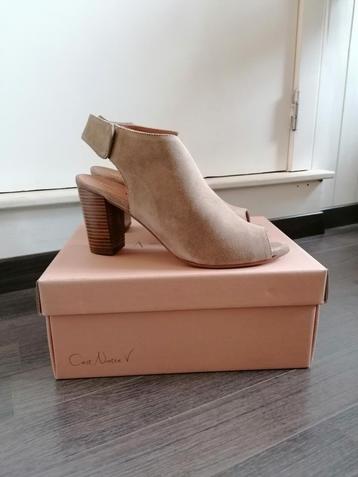 Beige, leren sandalen van Notre V. Maat 42 beschikbaar voor biedingen
