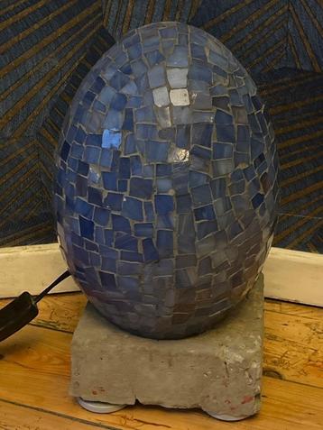Blauwe lamp van eivormig glas beschikbaar voor biedingen