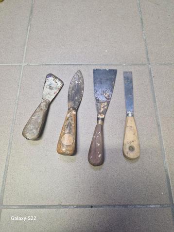 quatre spatules ou couteaux à enduire, beschikbaar voor biedingen