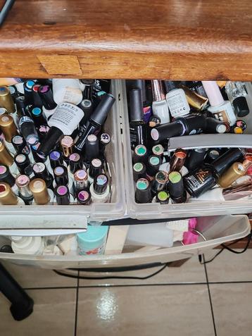 vente d'accessoires du salon, vernis, etc., beschikbaar voor biedingen