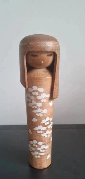 Schitterende Kokeshi "Hanagokoro" van Miyajima Muhitsu beschikbaar voor biedingen