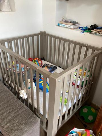 Parc bébé bois peint reglable en hauteur sur roulettes beschikbaar voor biedingen