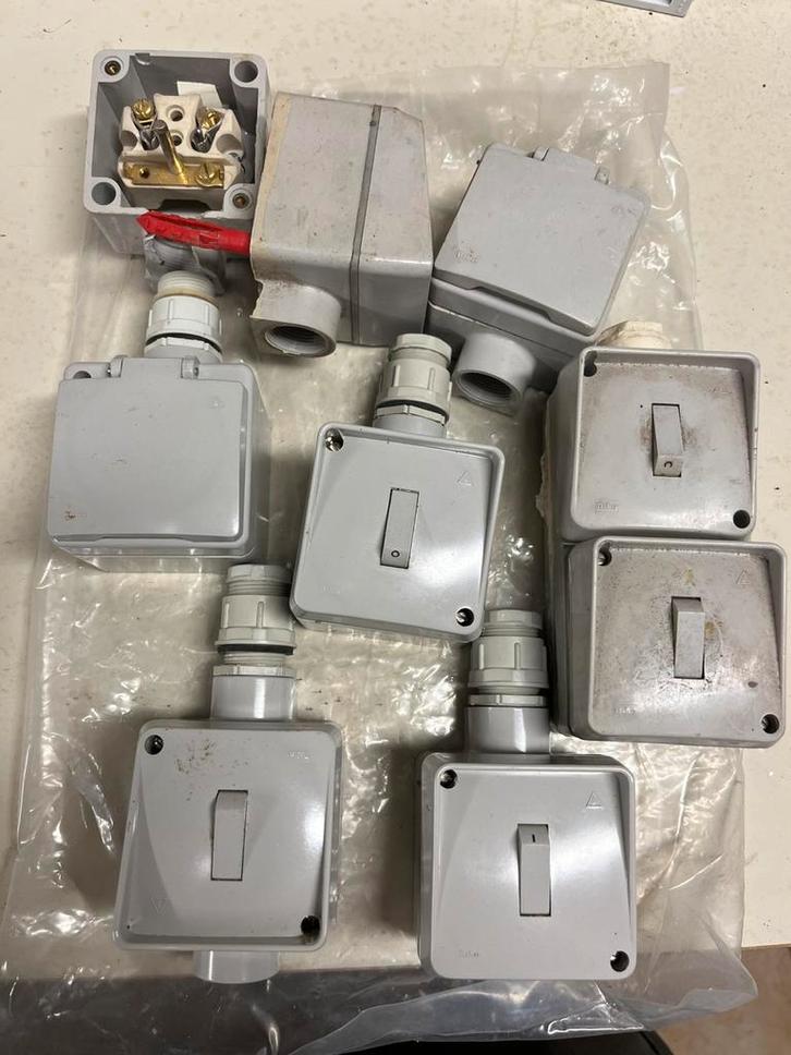 Elektrisch materiaal + oude zekeringen, Doe-het-zelf en Bouw, Elektriciteit en Kabels, Zo goed als nieuw, Ophalen