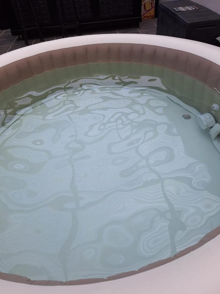Intex Jacuzzi 6 personen, Tuin en Terras, Bubbelbaden en Hottubs, Zo goed als nieuw, Opblaasbaar, Afdekzeil, Grondzeil, Filter