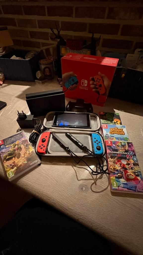 Nintendo Switch rood/blauw, Games en Spelcomputers, Spelcomputers | Nintendo Switch, Zo goed als nieuw, Switch Original, Met 2 controllers