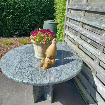 TABLE EN GRANIT