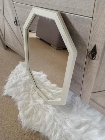 Spiegel.  beschikbaar voor biedingen