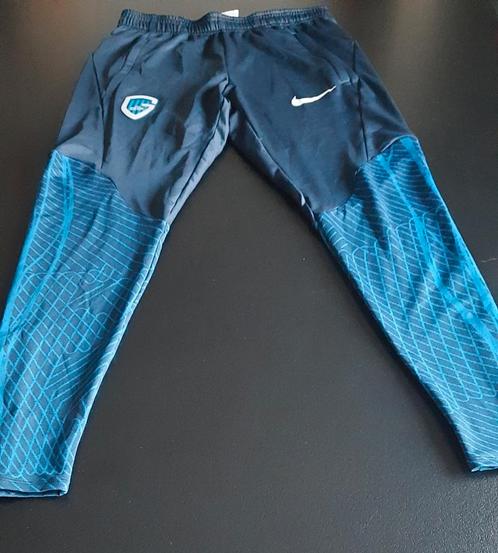 Originele Trainingsbroek KRC Genk., Kleding | Heren, Sportkleding, Nieuw, Voetbal, Maat 46 (S) of kleiner, Blauw, Ophalen of Verzenden