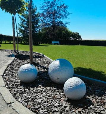 3 belles boules décoratives de jardin. 40 cm / 30 cm/ 25 cm disponible aux enchères