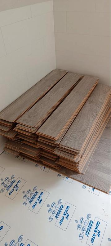 90m2 Quickstep laminaat oak light grey met ondervloer, 50 à 150 cm, Aggloméré, Comme neuf, Enlèvement