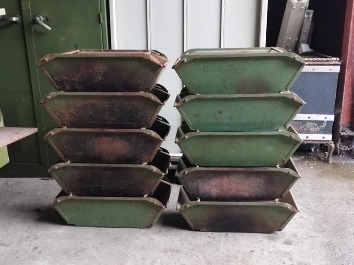 Industriële metalen Nestier Patented stapelbakken 57x32x19cm, Doe-het-zelf en Bouw, Kratten en Dozen, Gebruikt, Bak of Kist, Minder dan 50 cm