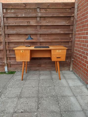 Vintage dubbelzijdig bureau  beschikbaar voor biedingen