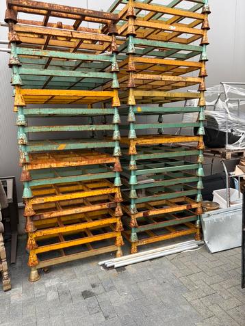 Pallet in metaal zonder de insteekbuizen beschikbaar voor biedingen