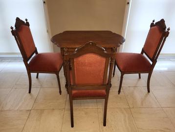 kaarttafeltje met 3 stoelen beschikbaar voor biedingen