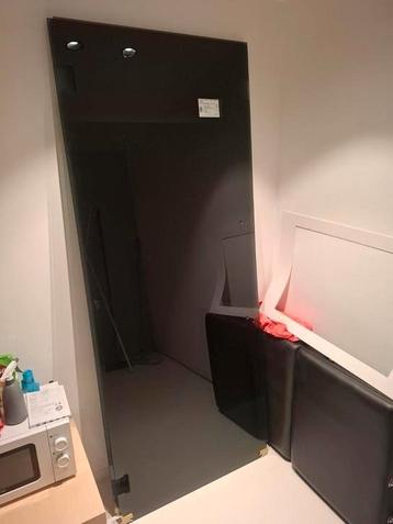 Glazen deur beschikbaar voor biedingen