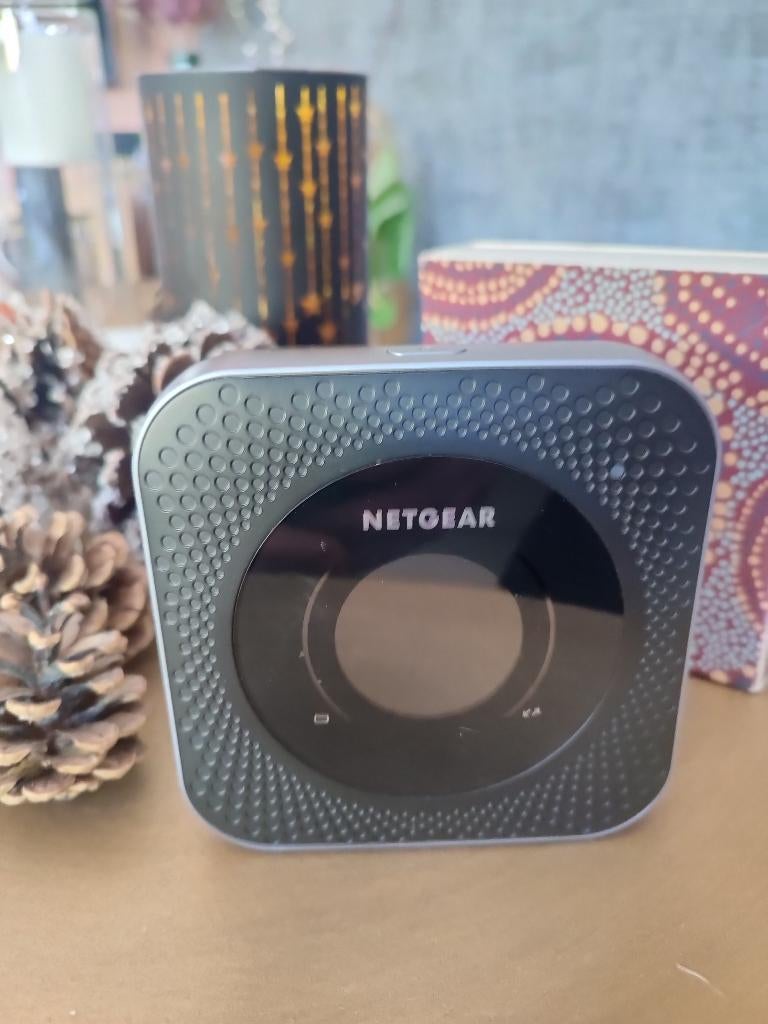 NETGEAR NIGHTHAWK M1, Computers en Software, Routers en Modems, Zo goed als nieuw, Router, Ophalen