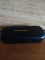 Versace brillen etui, Enlèvement