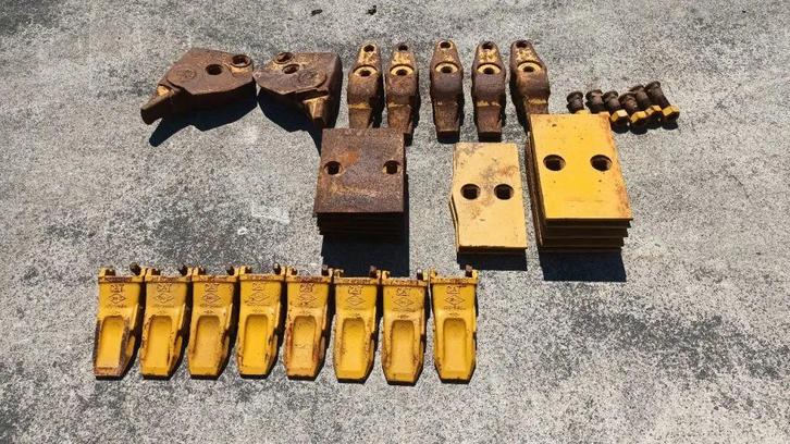 Caterpillar Cutting edge set for bucket, Articles professionnels, Machines & Construction | Pièces