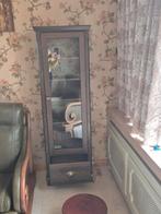 Donker bruine houten vitrinekast met 4 leggers en 1 schuif, Ophalen