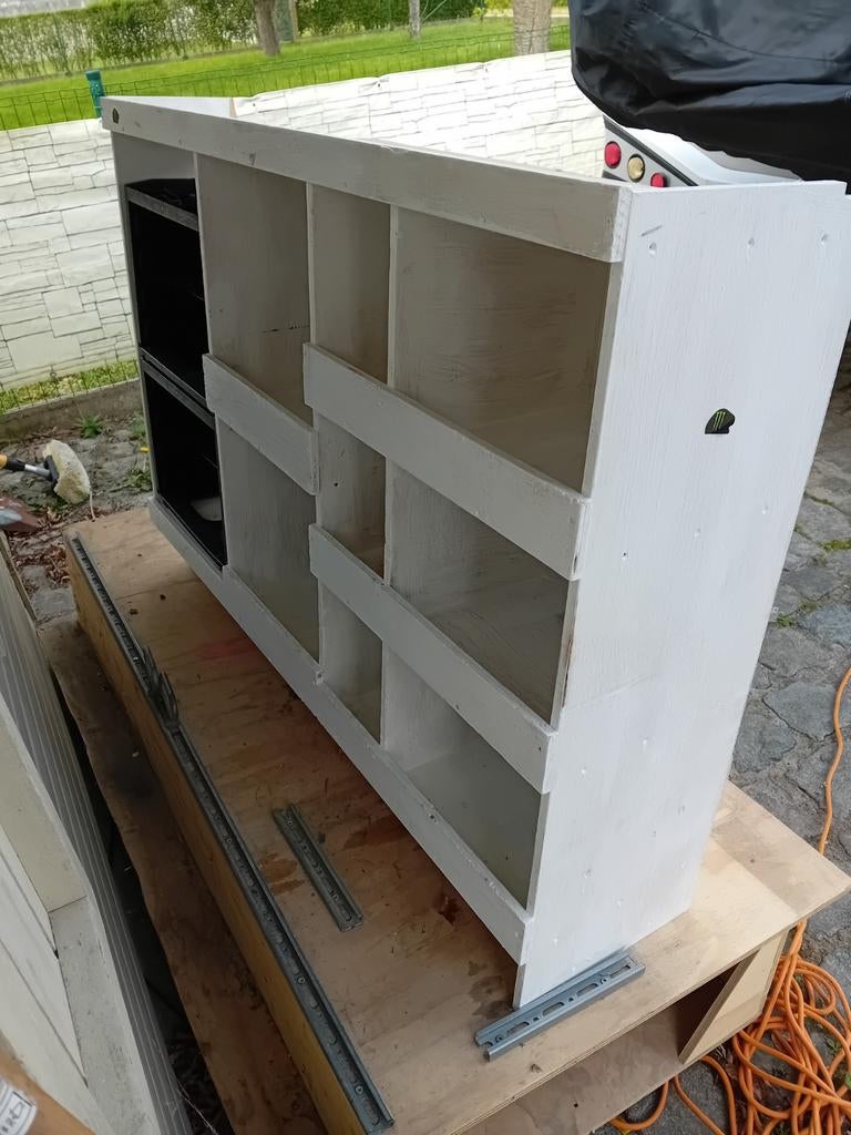 Kast met uitschuifbare lade voor in een camionette, Ophalen