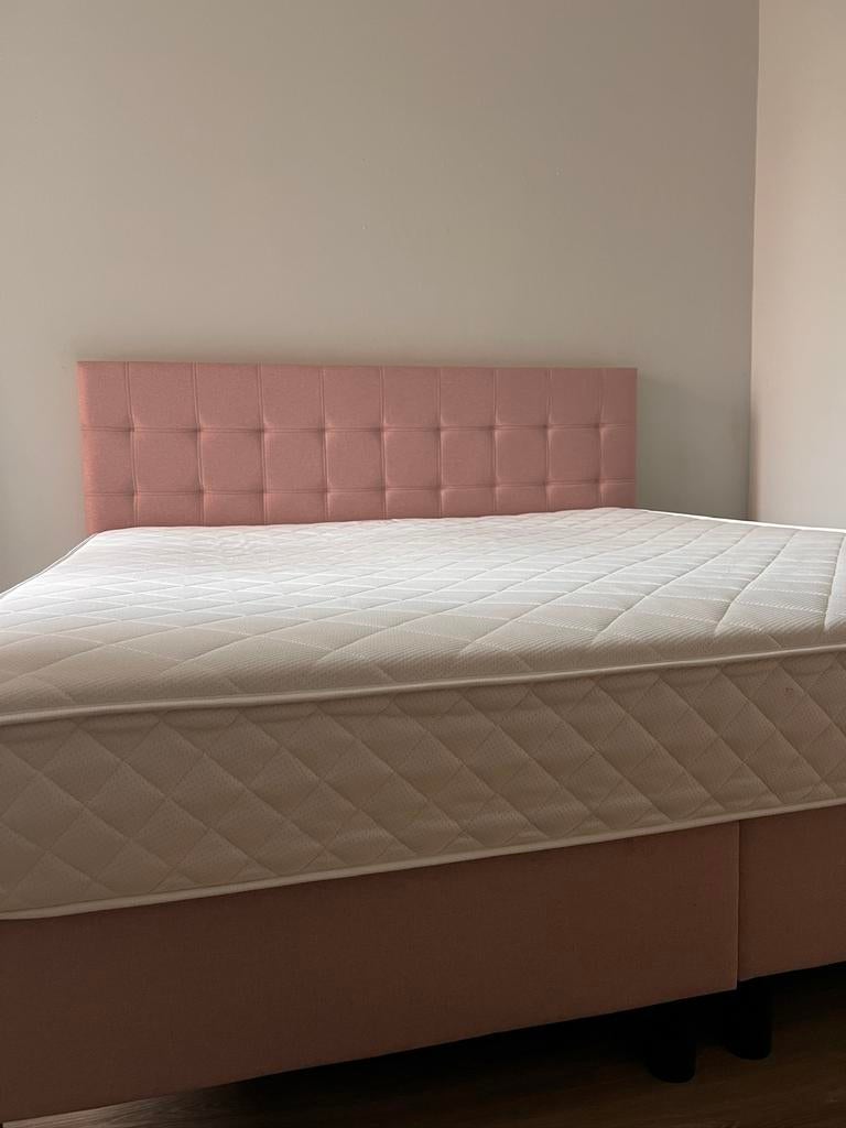 Sommier rose 180x200 cm avec matelas, Maison & Meubles, Autres couleurs, Klassiek, Enlèvement, Utilisé