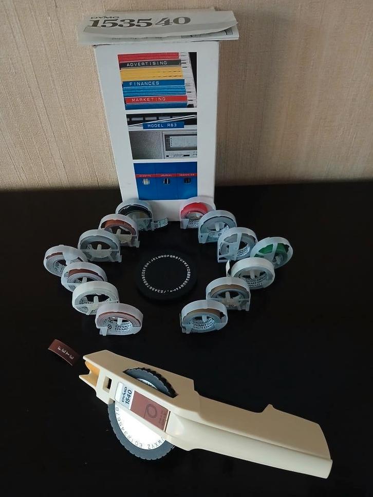 DYMO 1540 etiketteermachine, 2 schijven, 14 gekleurde rollen, Diversen, Bureau-accessoires, Gebruikt, Ophalen