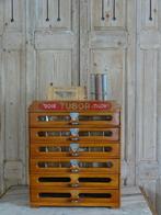 Oude garenkast met opschrift, Enlèvement ou Envoi