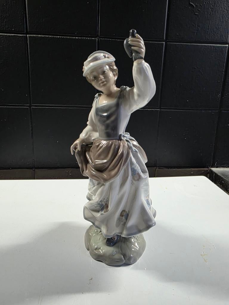 Girl with sparrow. Lladro. Salvador Furio, Ophalen of Verzenden