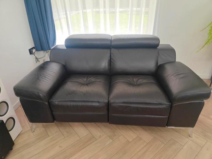 Leolux elektrische tweezits zwarte leren relaxbank, Maison & Meubles, Canapés | Salons, Utilisé, Banc droit, Deux personnes, 150 à 200 cm