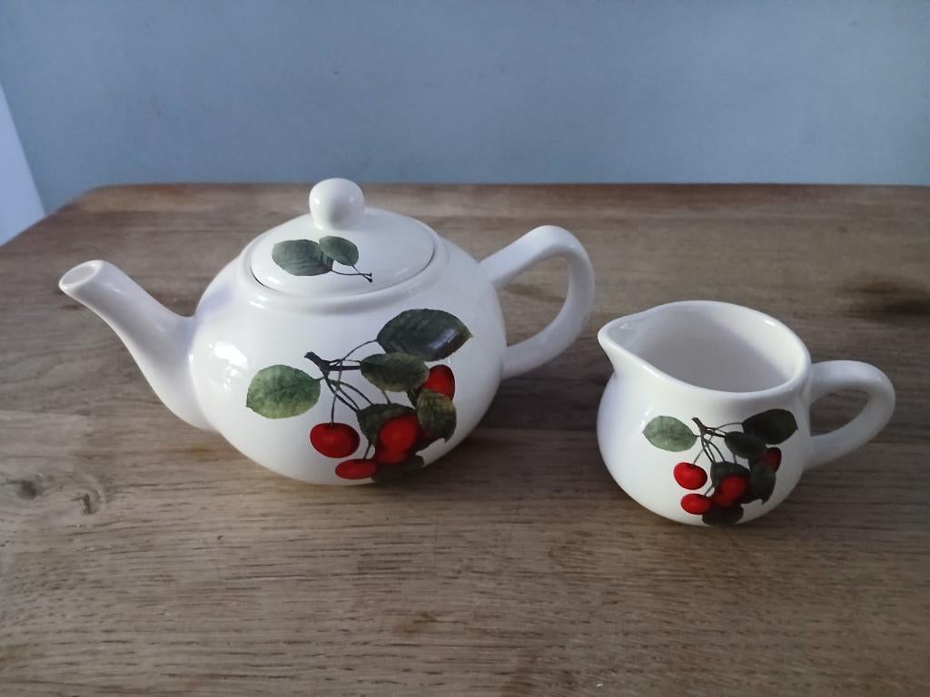 Théière cerises, Maison & Meubles, Cuisine | Vaisselle, Poterie rustique, Comme neuf, Céramique, Enlèvement