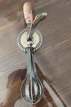 Ancien fouet batteur manuel double vintage en bois et métal, Enlèvement ou Envoi