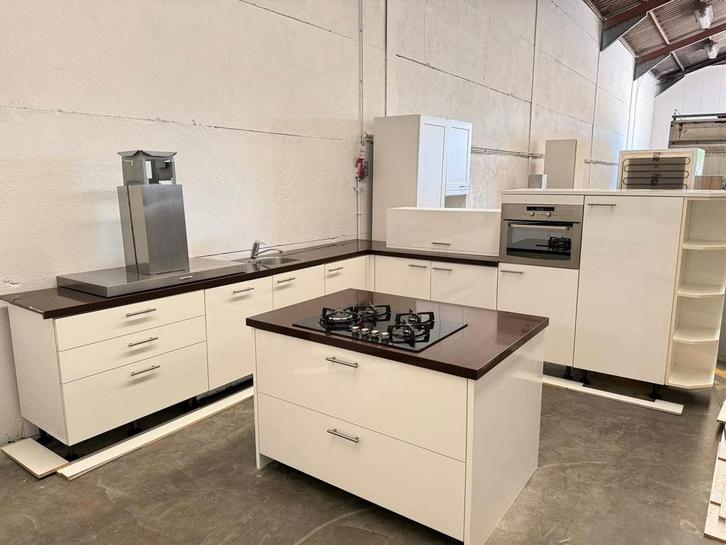 #15 L-vormige keuken met klein eiland, Huis en Inrichting, Keuken | Complete keukens, Hoekkeuken, Composiet, Met kookeiland, Hoogglans of Gelakt