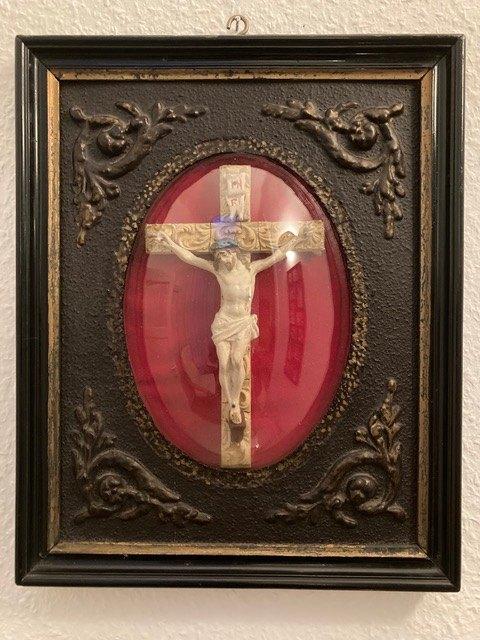 Antiek ingelijst kruisbeeld onder glas, Antiek en Kunst, Ophalen of Verzenden