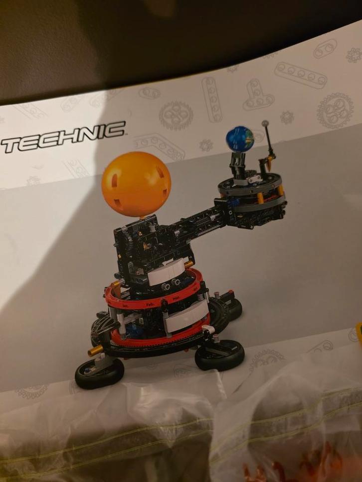 42179 — LEGO Technic en orbite autour de la Terre et de la L, Enfants & Bébés, Jouets | Duplo & Lego, Comme neuf, Lego, Ensemble complet
