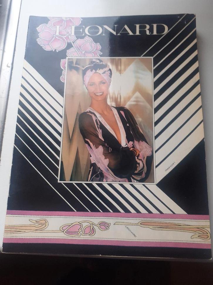 Catalogen van het luxemerk Léonard, Boeken, Catalogussen en Folders, Zo goed als nieuw, Catalogus, Verzenden