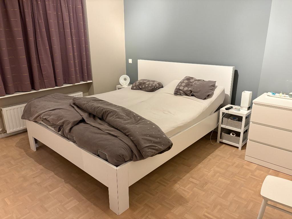 Dubbel bed (wit), 220 cm lang met 2 nachttafeltjes, Ophalen, Verstelbaar, Wit, Tweepersoons