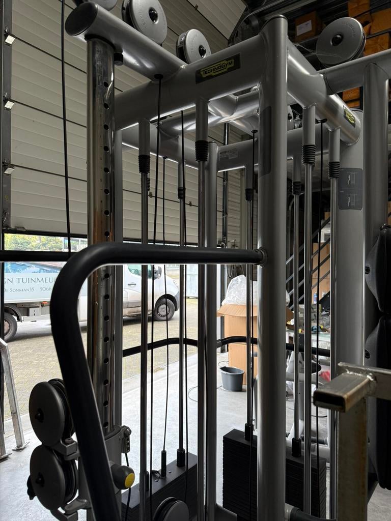 Technogym multistation nu 2500€ incl. accessoires, Sport en Fitness, Fitnessmaterialen, Zo goed als nieuw, Fitnessbank, Armen