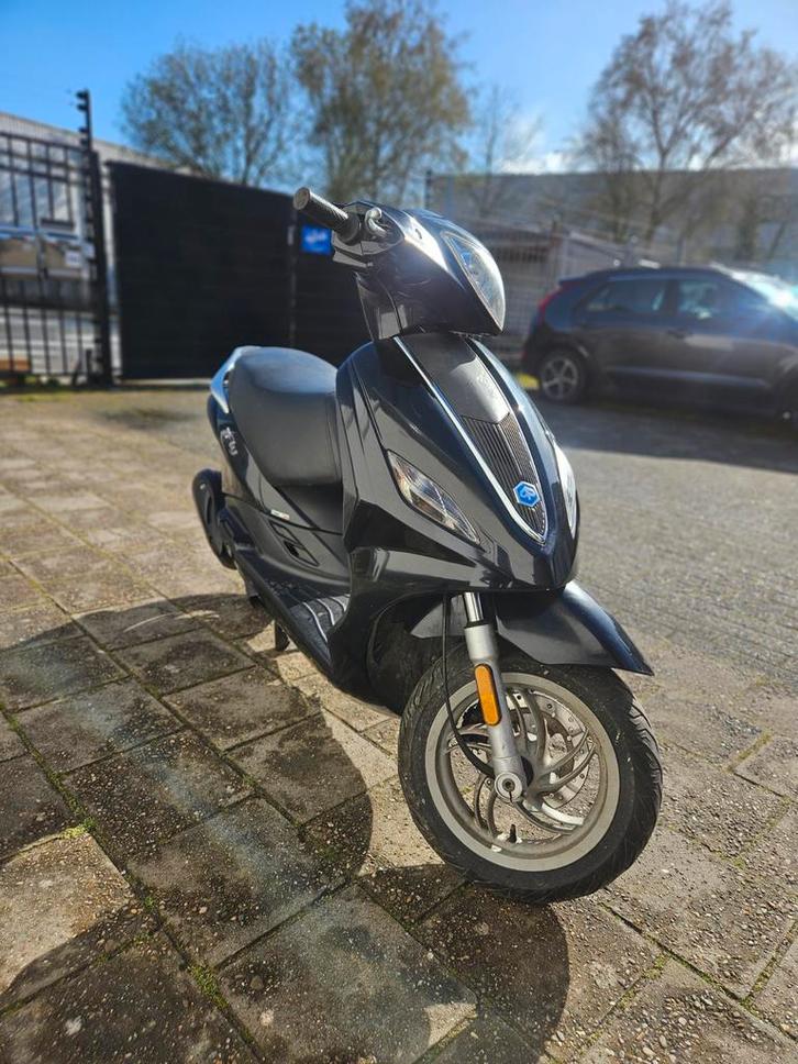 Piaggio New Fly 50cc klasse A 4 takt 2013 - 11.145 km, Fietsen en Brommers, Scooters | Piaggio, Gebruikt, Fly, Klasse A (25 km/u)