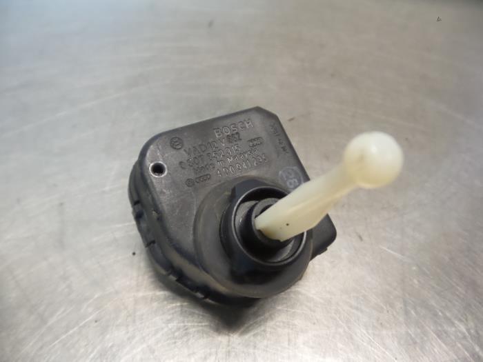 Moteur phare d'un Audi A8 (A8 94-), Autos : Pièces & Accessoires, Éclairage, Audi, Utilisé, Enlèvement ou Envoi