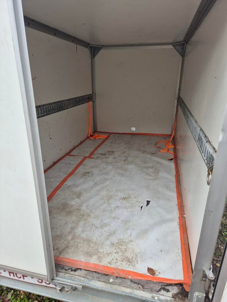 Gesloten aanhangwagen te huur, Ophalen