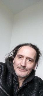 Je cherche une fille/une dame qui veut vivre avec moi.