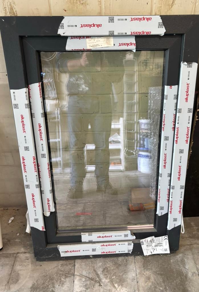 Fenêtre double vitrage 107x72 avec moustiquaire, Neuf, Double vitrage, Enlèvement ou Envoi, Fenêtre de façade ou Vitre