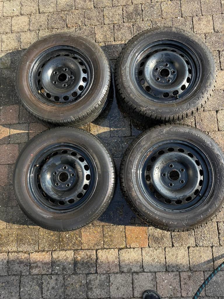 Set stalen velgen 5x112 Goodyear winterbanden (195/65 R15), Ophalen, Winterbanden, Band(en)