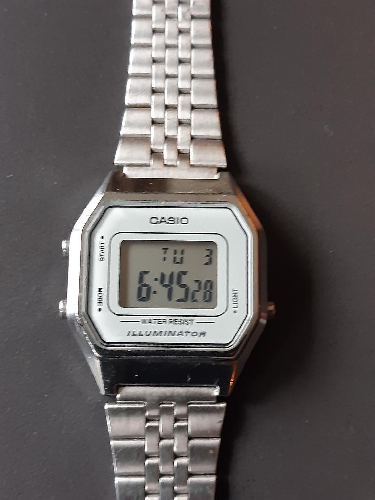 Montre pour femme CASIO en parfait état,, Bijoux, Sacs & Beauté, Enlèvement ou Envoi, Comme neuf, Acier, Acier