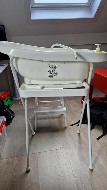 Babybadje met staander en thermometer beschikbaar voor biedingen