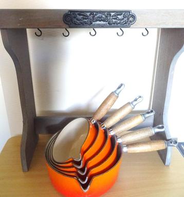 Le Creuset 5 steelpannen sauspannen samen met houten rek beschikbaar voor biedingen