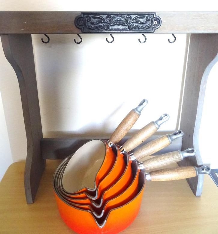 Le Creuset 5 steelpannen sauspannen samen met houten rek, Huis en Inrichting, Keuken | Potten en Pannen, Gebruikt, Overige typen